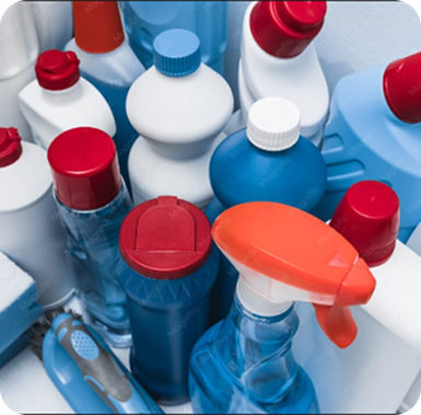 Produtos de Limpeza Certificados Soprocure Luanda Vista superior de diversas embalagens e borrifadores de produtos de limpeza e desinfeção com tampas coloridas.